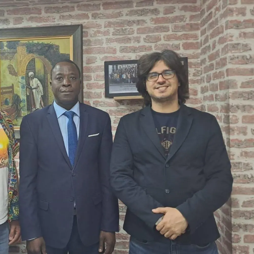 Recibiendo a un empresario extranjero que estudia realizar una inversión directa en Turquía.