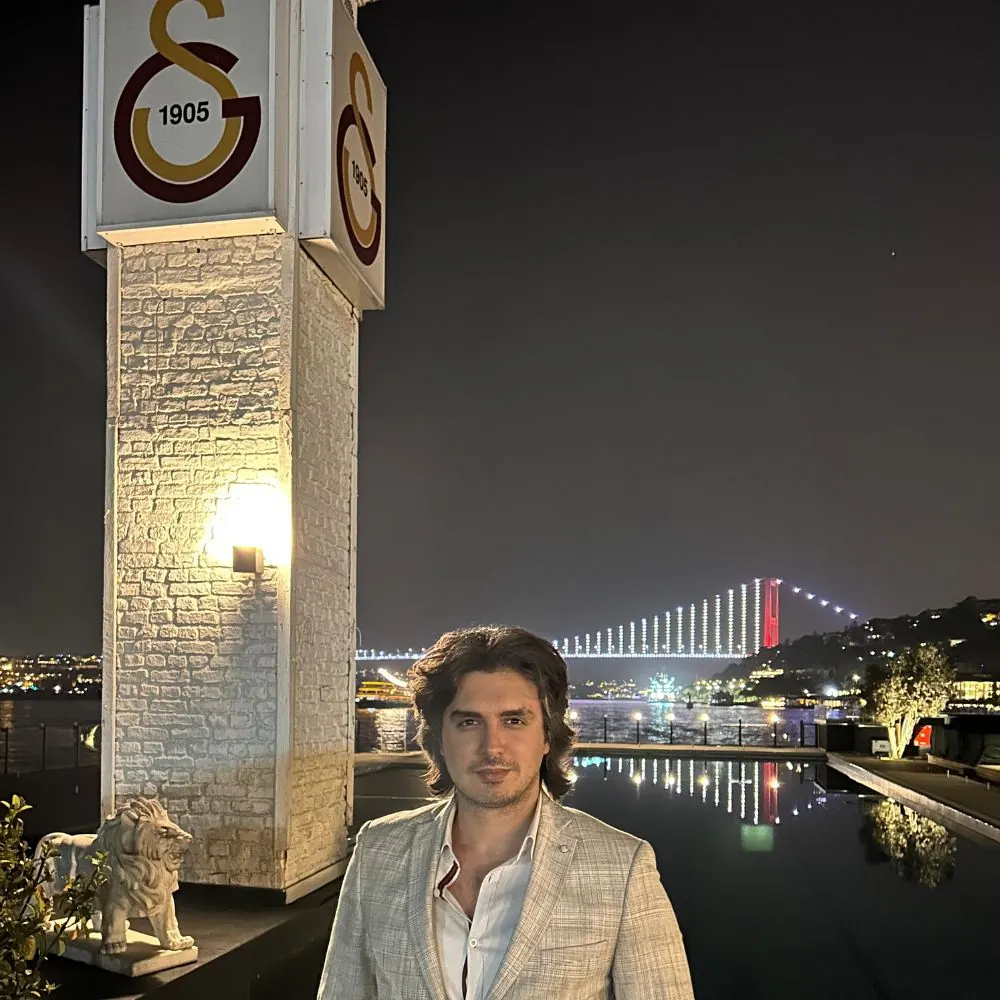 En la isla de Galatasaray. Kaan Karanfiloğlu es miembro del congreso del club deportivo Galatasaray.