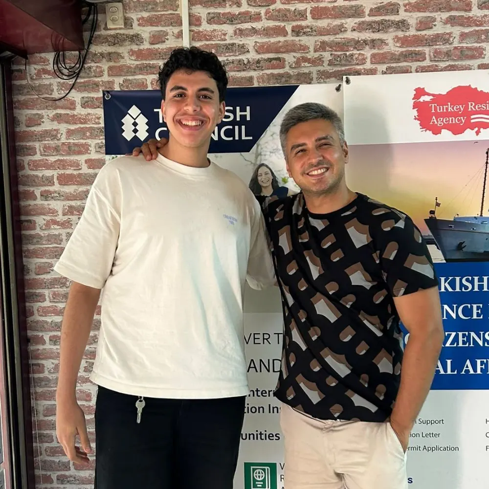 Con Imad, becario de desarrollo de negocio, al final de sus dos meses de prácticas de verano.